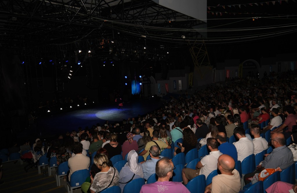 Yer çekimine meydan okuyan gösteri