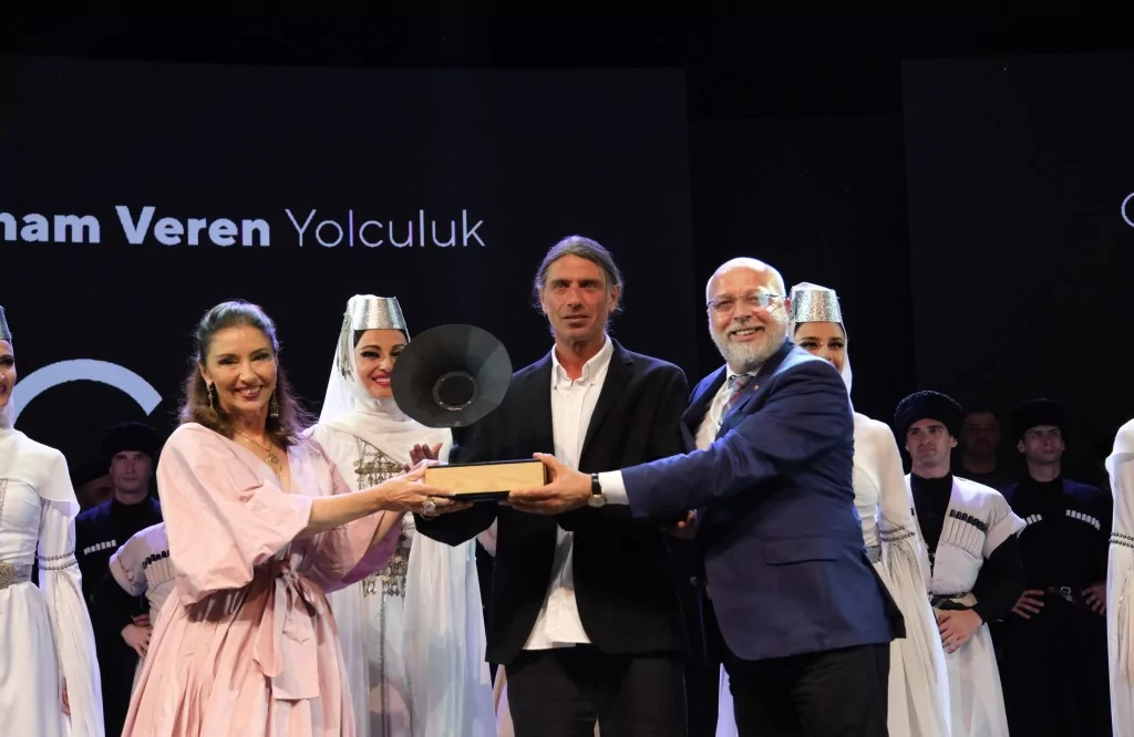 Yer çekimine meydan okuyan gösteri