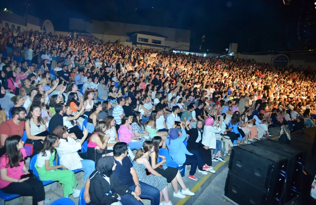 Gençler Madrigal'le coştu