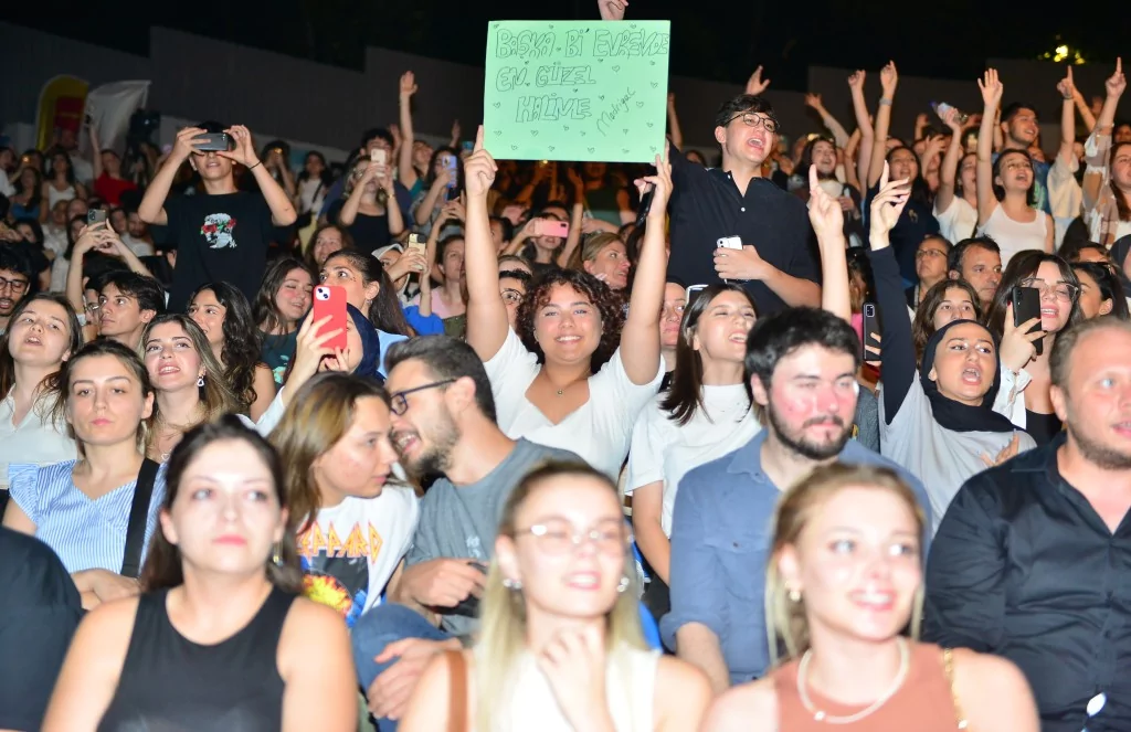 Gençler Madrigal'le coştu