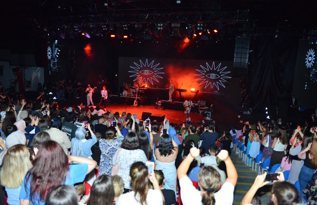 Gençler Madrigal'le coştu