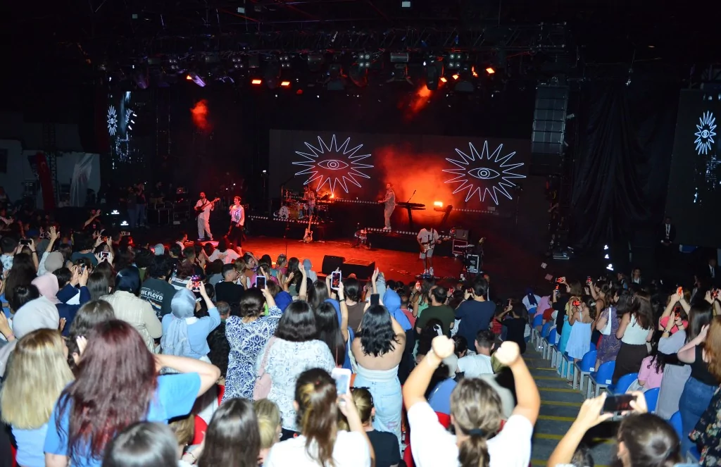 Gençler Madrigal'le coştu