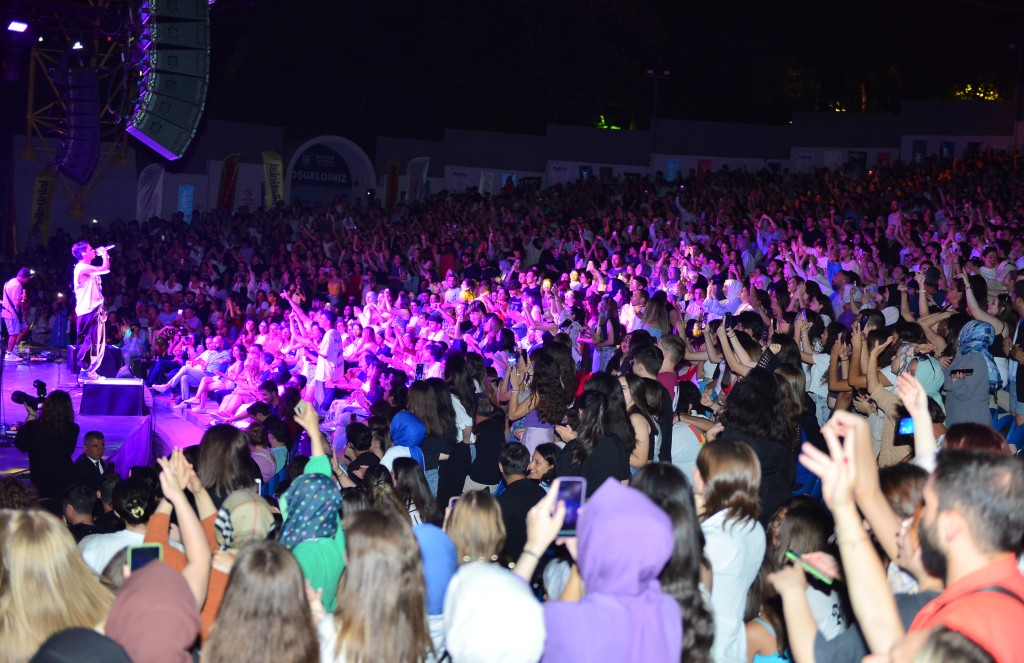 Gençler Madrigal'le coştu