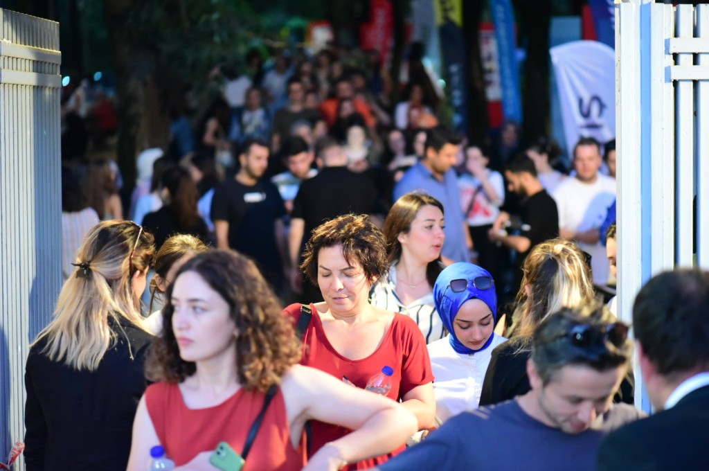 Gençler Madrigal'le coştu