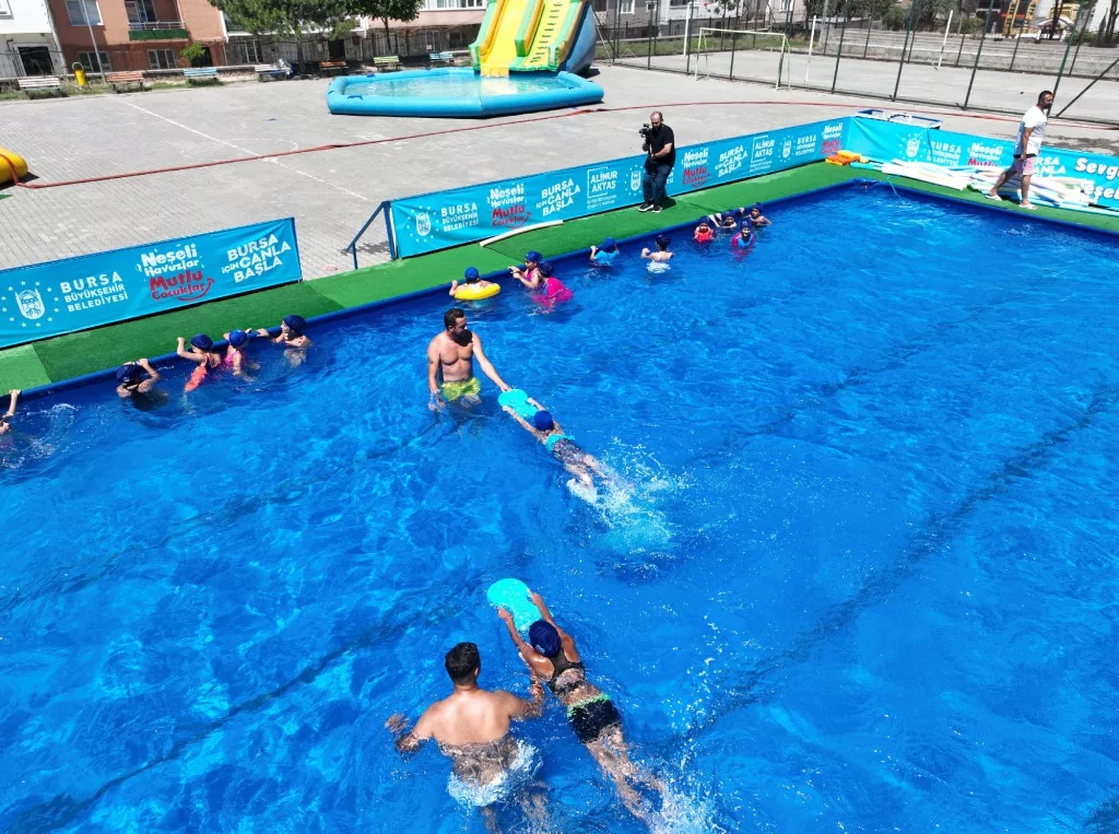 Okul bahçeleri havuzlarla şenlendi