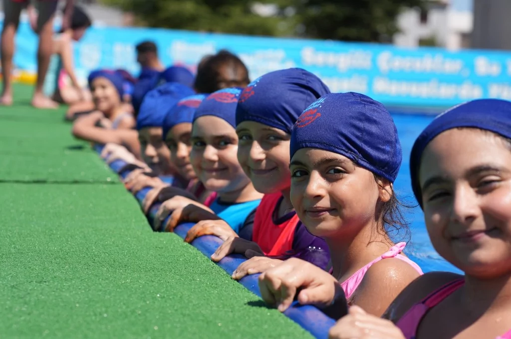 Okul bahçeleri havuzlarla şenlendi