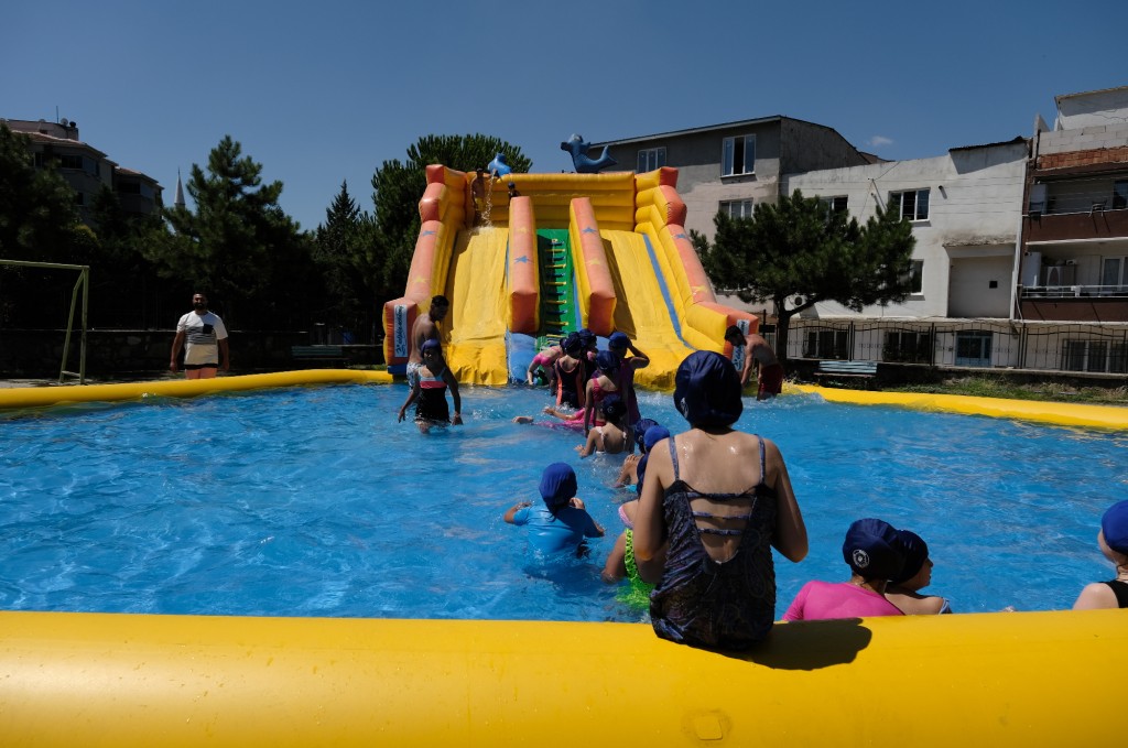 Okul bahçeleri havuzlarla şenlendi