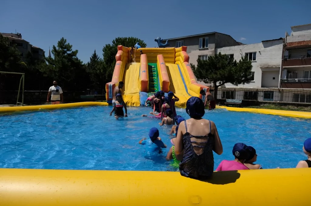 Okul bahçeleri havuzlarla şenlendi