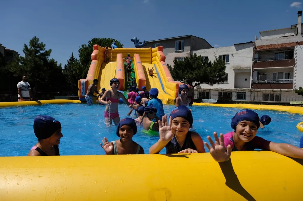 Okul bahçeleri havuzlarla şenlendi