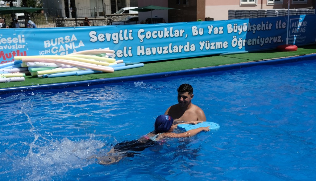 Okul bahçeleri havuzlarla şenlendi