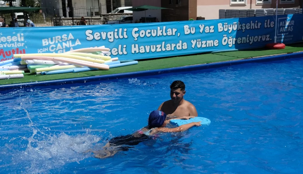 Okul bahçeleri havuzlarla şenlendi