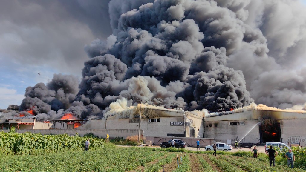 Bursa'da büyük fabrika yangını! Duman gökyüzünü kapladı