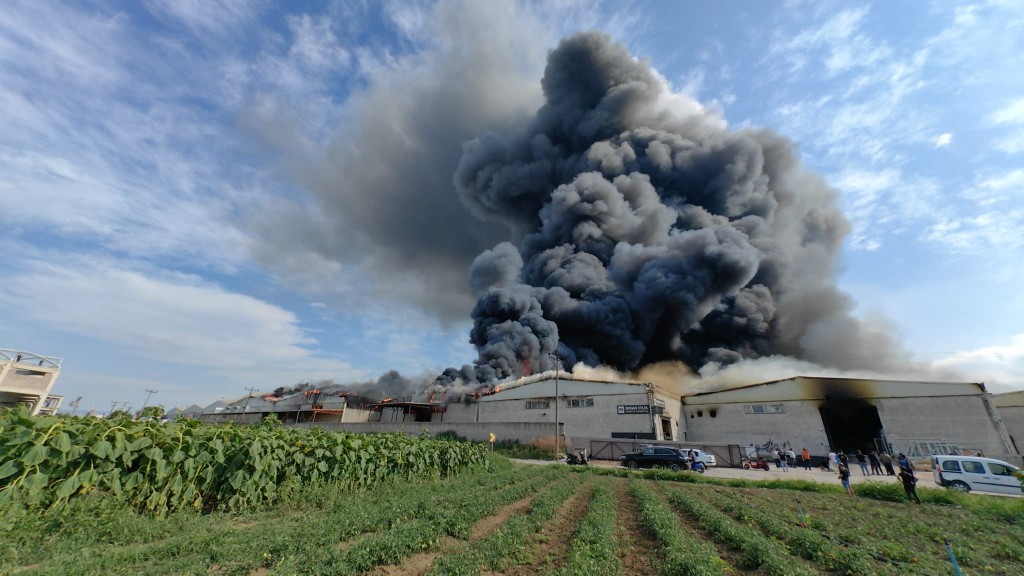 Bursa'da büyük fabrika yangını! Duman gökyüzünü kapladı