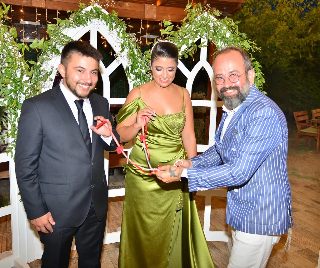 Nişan yüzüklerini taktılar
