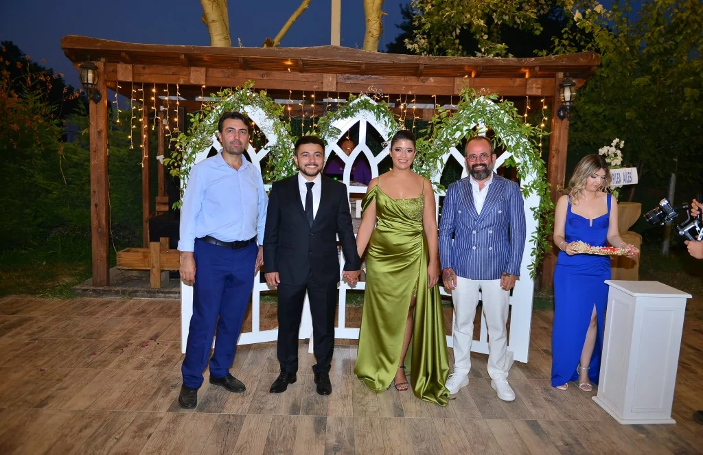 Nişan yüzüklerini taktılar