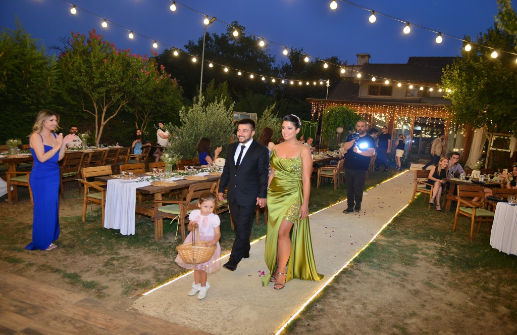 Nişan yüzüklerini taktılar