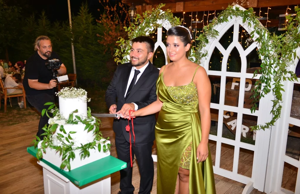 Nişan yüzüklerini taktılar