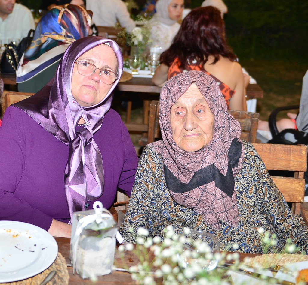 Nişan yüzüklerini taktılar