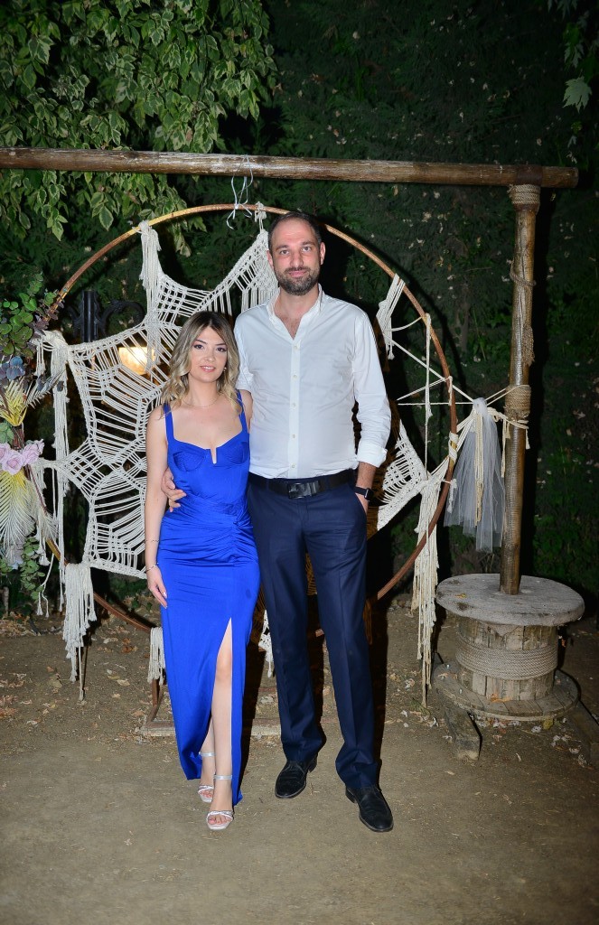 Nişan yüzüklerini taktılar