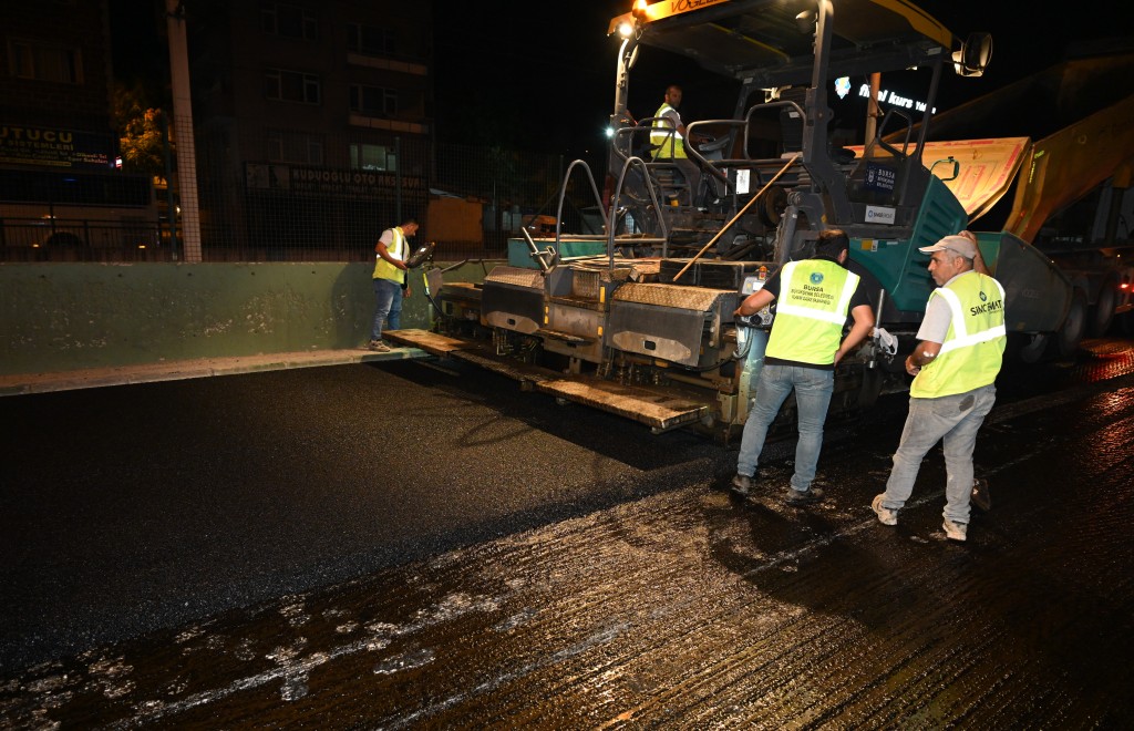 Ankara yolunda gece mesaisi sürüyor