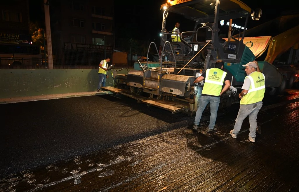 Ankara yolunda gece mesaisi sürüyor