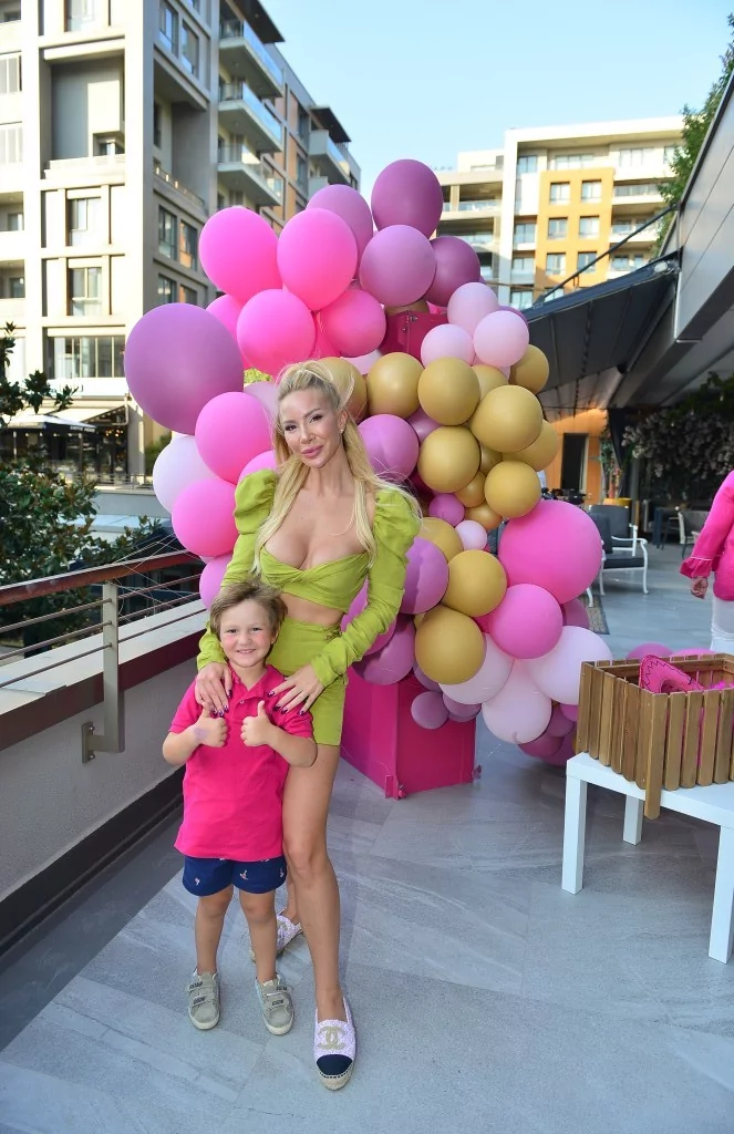 Ünlü modacının yeni yaşına eğlenceli kutlama