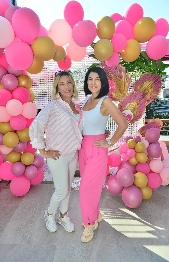 Ünlü modacının yeni yaşına eğlenceli kutlama