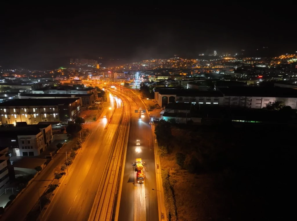 Ankara yolunda gece mesaisi sürüyor