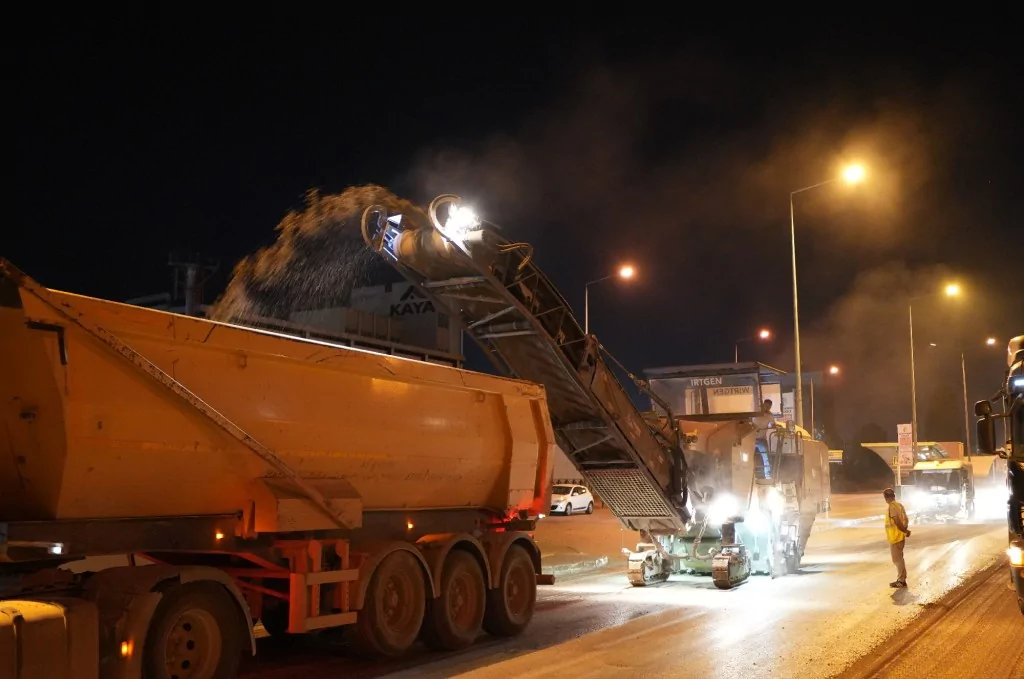 Ankara yolunda gece mesaisi sürüyor
