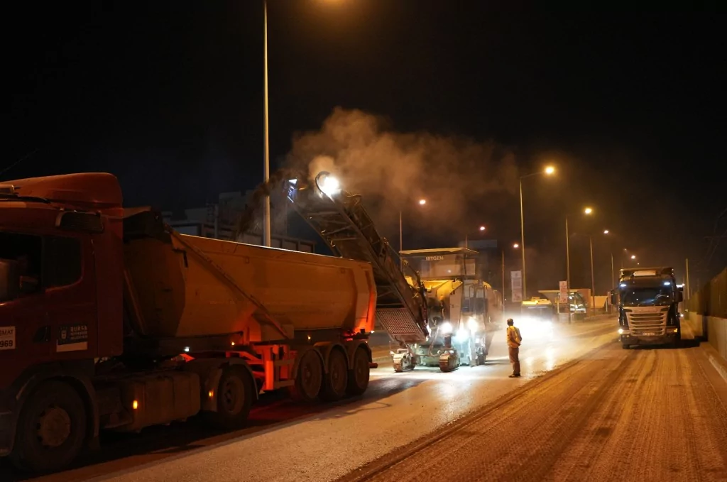 Ankara yolunda gece mesaisi sürüyor