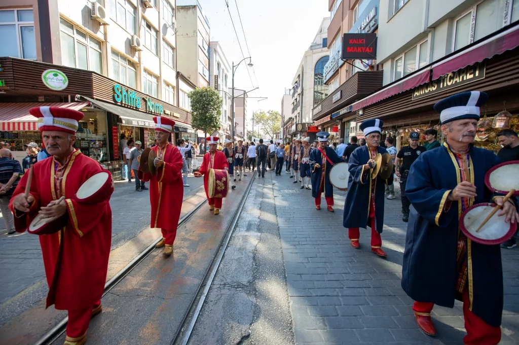 Bursa'nın lezzet şöleni kortejle başladı