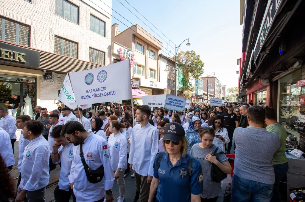 Bursa'nın lezzet şöleni kortejle başladı