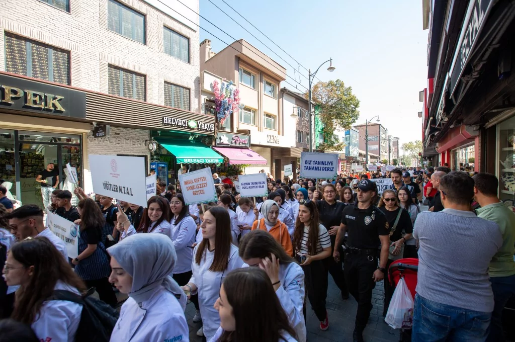 Bursa'nın lezzet şöleni kortejle başladı