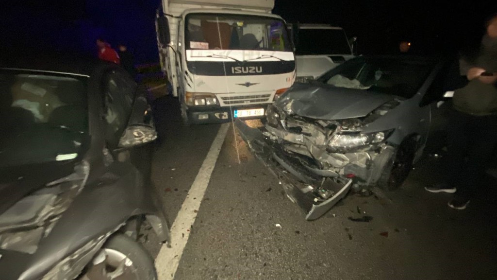 Ortalık savaş alanına döndü! 26 araç kazaya karıştı