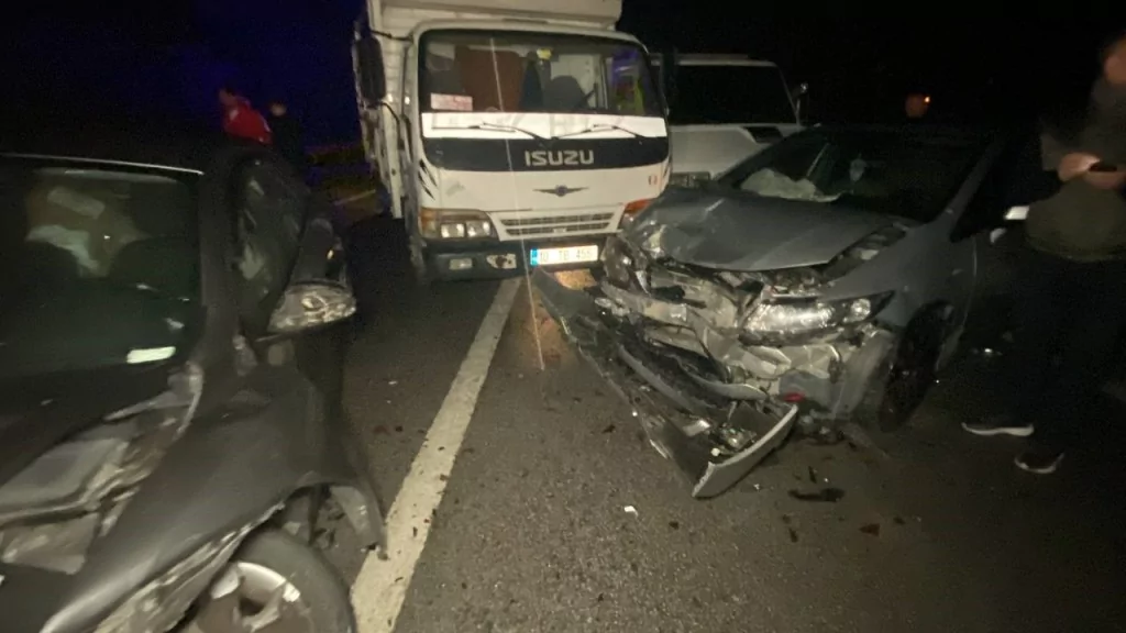 Ortalık savaş alanına döndü! 26 araç kazaya karıştı