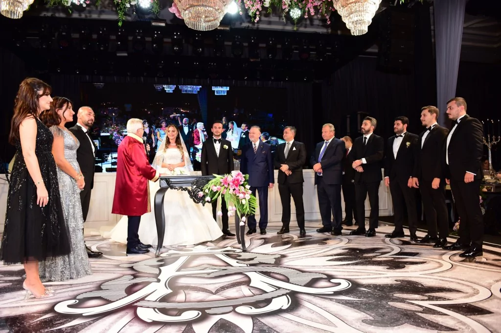 Ömürlük imzaları attılar