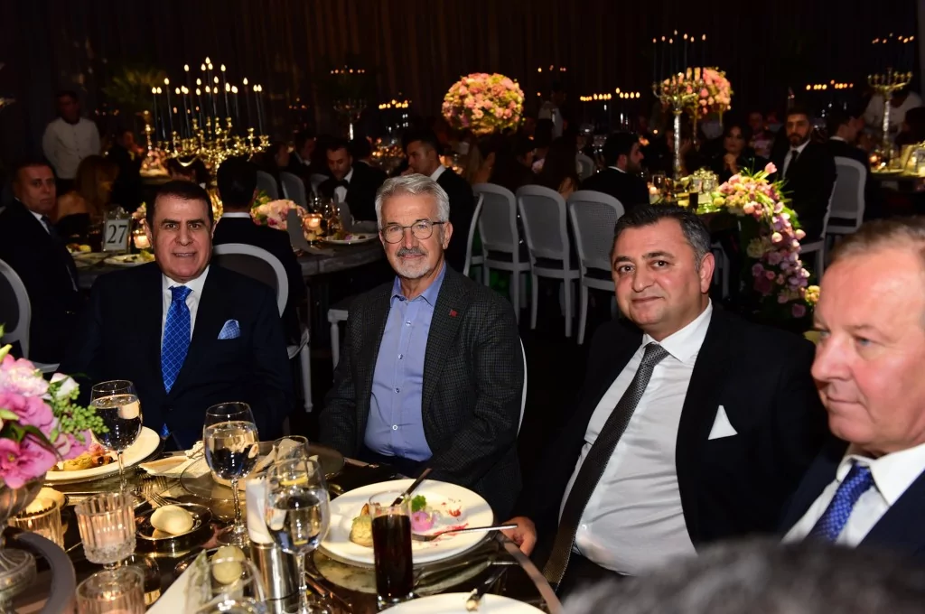 Ömürlük imzaları attılar