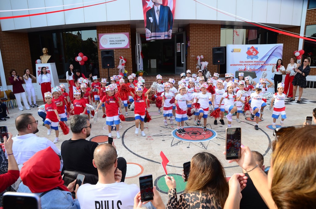 Minik yüreklerin 100. yıl coşkusu