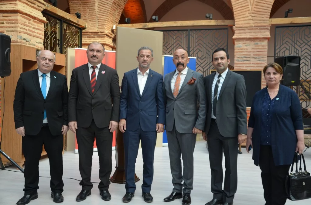 Sanatseverler 'Çeşm-i Cihan Ebru Sergisi'ne buluştu