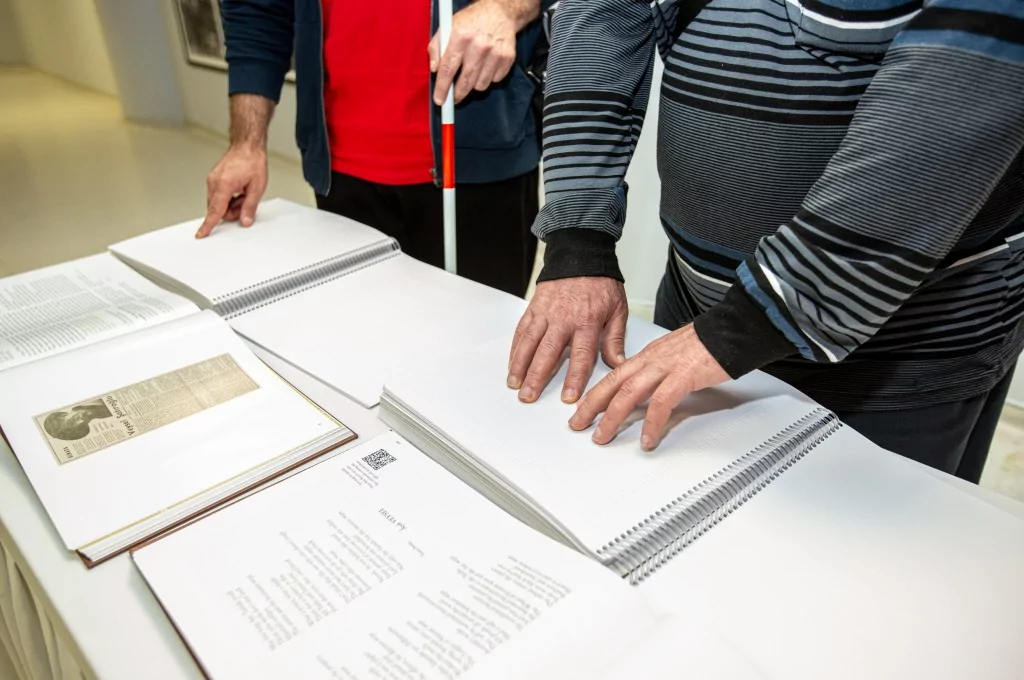 Göremedikleri fotoğrafları, dokunarak anladılar