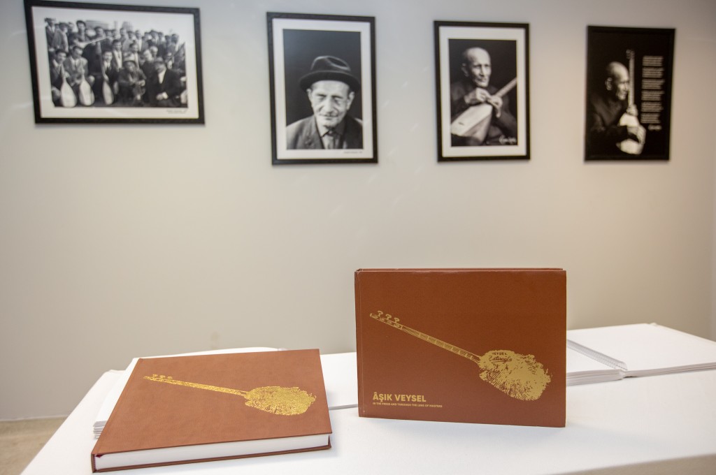 Göremedikleri fotoğrafları, dokunarak anladılar