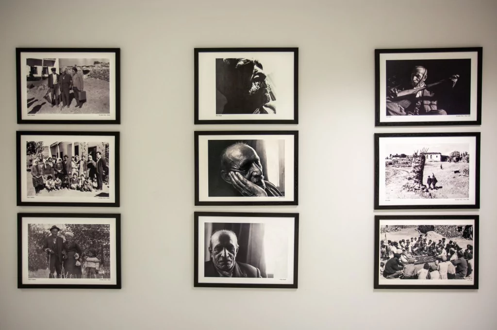 Göremedikleri fotoğrafları, dokunarak anladılar