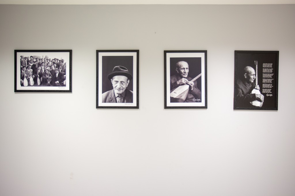 Göremedikleri fotoğrafları, dokunarak anladılar