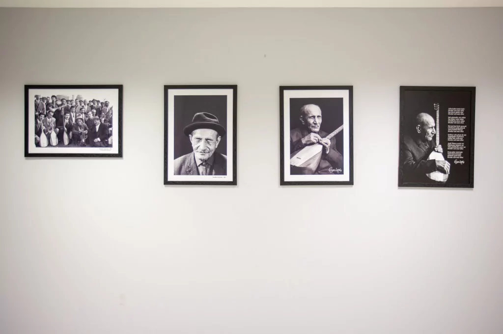 Göremedikleri fotoğrafları, dokunarak anladılar