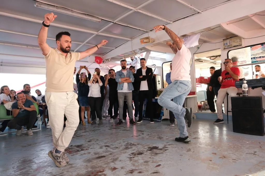 Şahterm Grup Çalışanlarına Cumhuriyet'in 100. Yılında Büyükada turu düzenledi