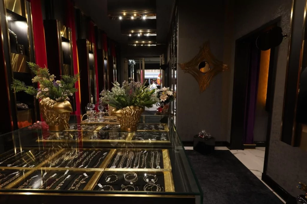 Neslihan Koçak'tan Bursa'nın en büyük altın ve pırlanta mağazası