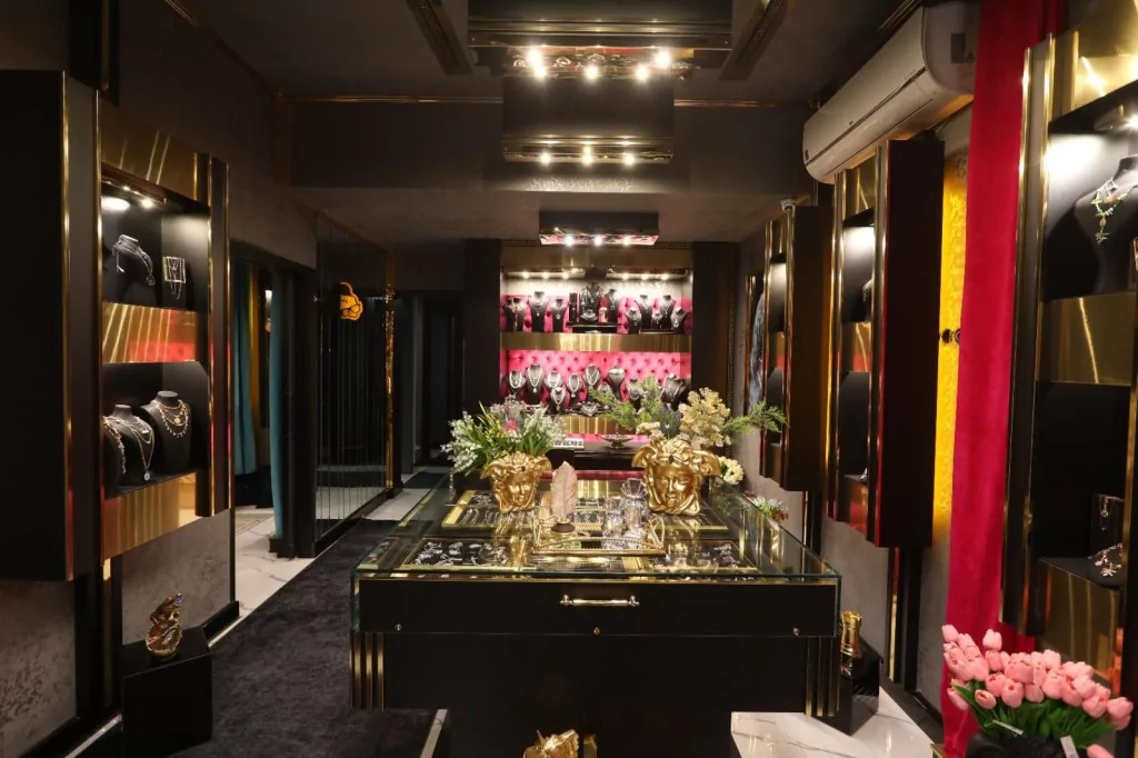 Neslihan Koçak'tan Bursa'nın en büyük altın ve pırlanta mağazası