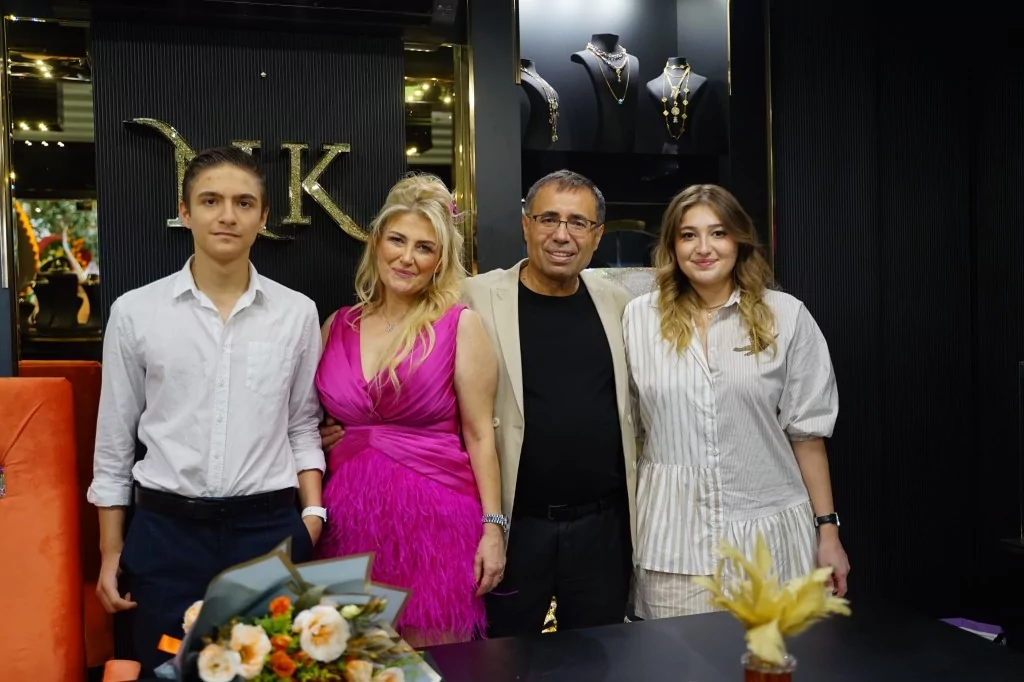 Neslihan Koçak'tan Bursa'nın en büyük altın ve pırlanta mağazası