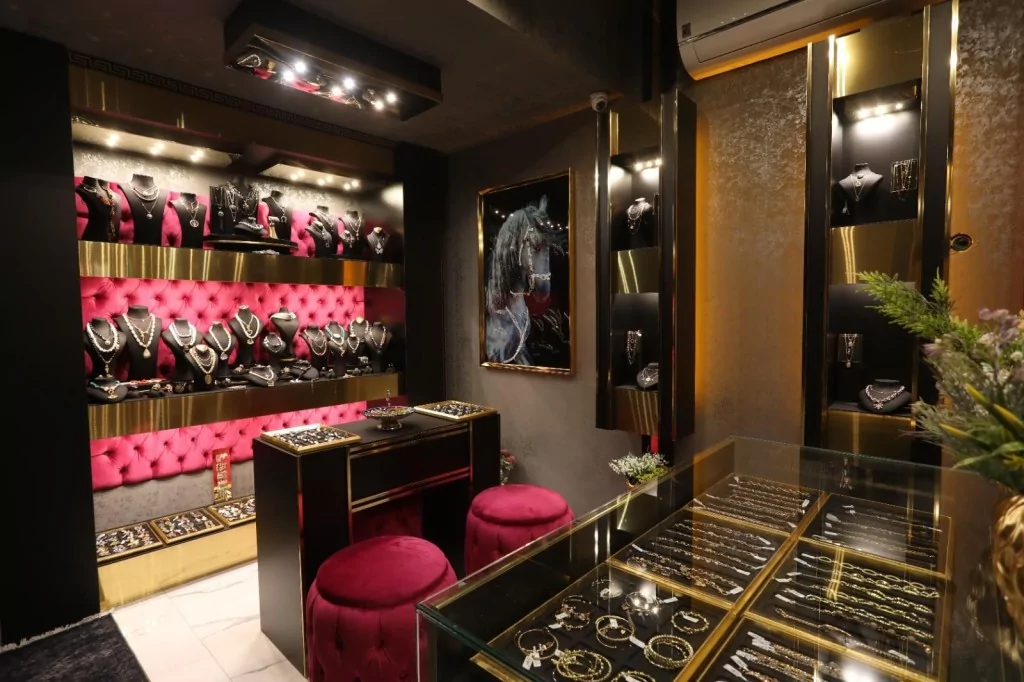 Neslihan Koçak'tan Bursa'nın en büyük altın ve pırlanta mağazası