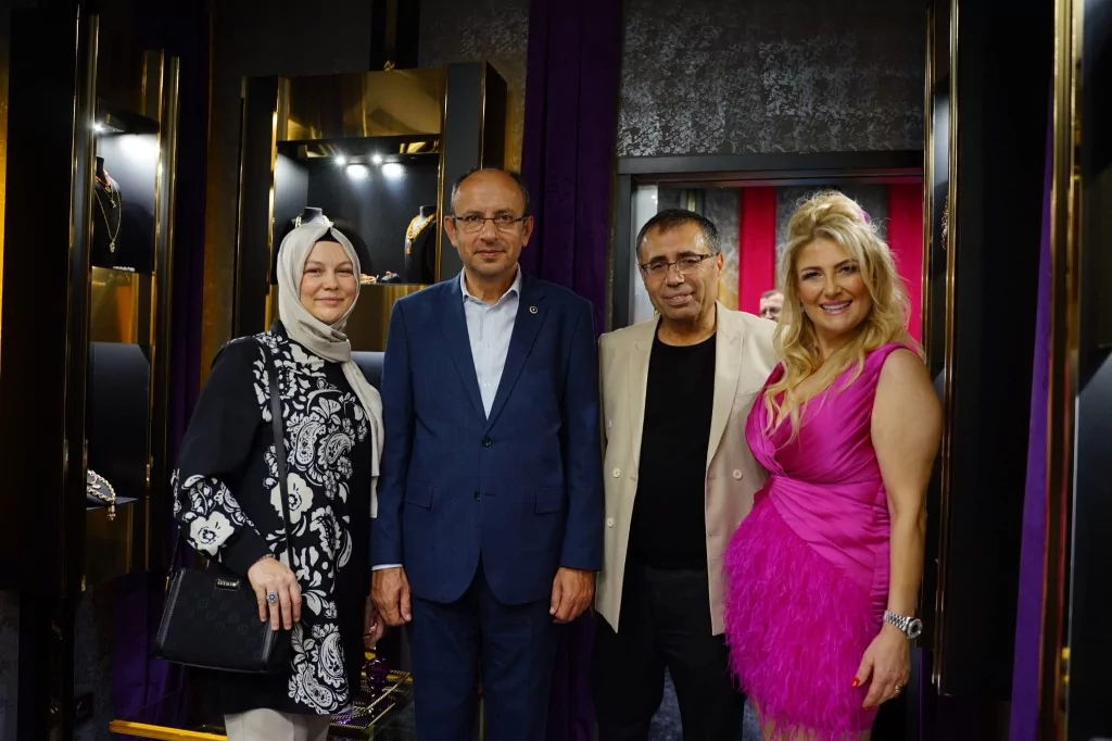 Neslihan Koçak'tan Bursa'nın en büyük altın ve pırlanta mağazası